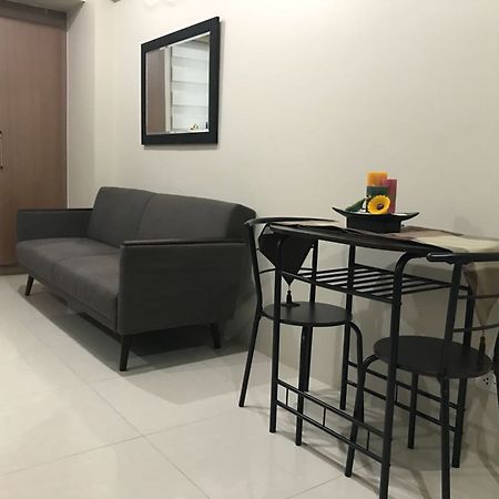 One Palm Tree Apartments Manila Kültér fotó